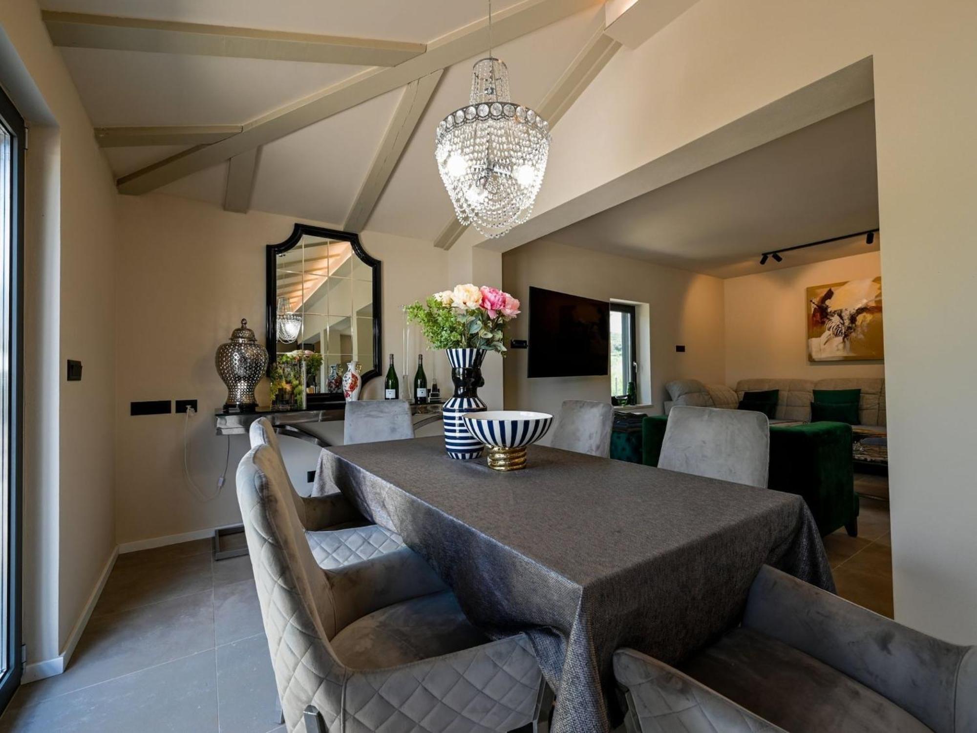 Radiant And Secluded With Pool - Three Bedroom With Pool *
