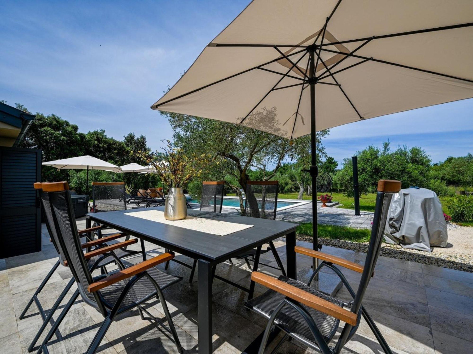 Vila Radiant And Secluded With Pool - Three Bedroom With Pool